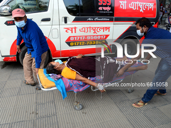 A Covid-19 patient is being taken to Dhaka Medical College Hospital with his family members for treatment in Dhaka, Bangladesh, on April 12,...