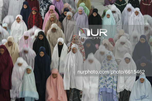 Acehnese Muslims perform 'tarawih' prayers marking the first night of the holy month of Islamic Ramadan at the Islamic Center mosque in Lhok...