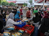 Indonesian Muslims distribute food to break their fast on the first day of Ramadan at Jogokariyan Mosque in Yogyakarta, Indonesia on April 1...