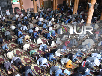 Kashmiri muslims offer prayers while observing Covid-19 SOP's in Kashmir's grand Mosque Jamia Masjid on the first day of Ramadan in Srinagar...