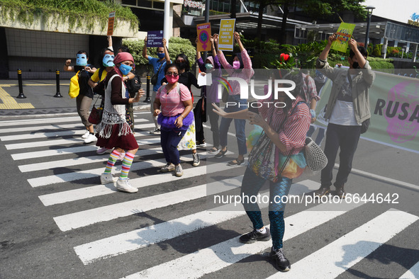 Environmental activists hold a dance action to commemorate Earth Day 2021 at Jalan MH Thamrin, Jakarta, at April 22, 2021.The dance action o...
