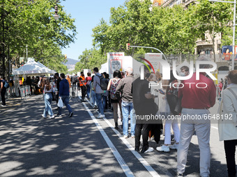 Long queues to buy books and roses during the celebration of the Sant Jordi Day, in Barcelona, on 23th April 2021. 
 -- (