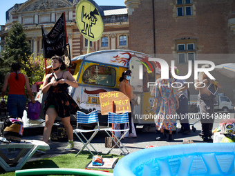 Artits from the Mix'Art Myrys place simulated a camping with a swimming pool in the middle of the square. Culture workers (actors, live arti...