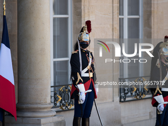 The presidential guard in the court of the Elysée Palace at the moment of the Franco-German state summit and working lunch between Emmanuel...