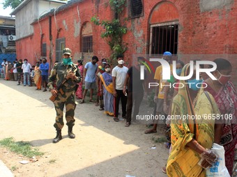 Indian  voters queue to cast their votes  at a polling station during the 7th   phase of  West Bengal's  state legislative assembly election...