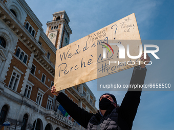 A musician with a sign in his hand, protests on the Lungomare in front of the Puglia Region on the first day in the orange zone for lack of...