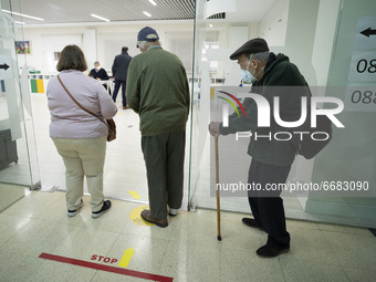 Several people queue to vote  on 4 May, 2021 in Madrid, Spain. A total of 5,112,658 Madrilenians are called to the polls today, May 4, which...
