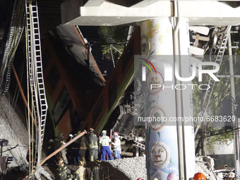 Rescuers carry out work to rescue the bodies of the victims who lost their lives in the accident of the subway of line 12 of Olivos station,...