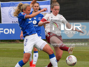  Kim Little of Arsenal battles for possession with Claire Emslie of Everton Ladies during Barclays FA Women's Super League between Everton W...