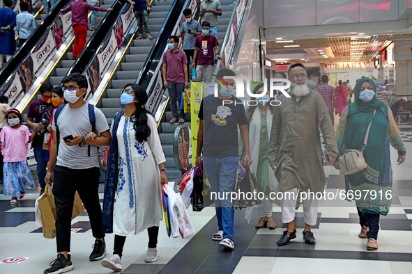 People gather at Dhaka Bashundhara City Shopping Complex for shopping ahead Eid-ul-Fitr as they are not maintaining any kind of social dista...