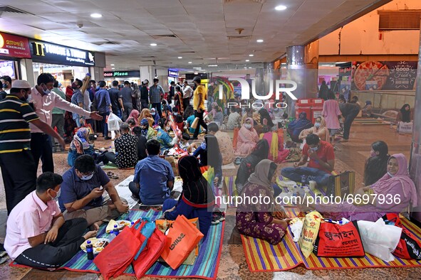 People taking Iftar without maintaining social distance at Bashundhara City Shopping Complex in Dhaka, Bangladesh on May 09, 2021. 
