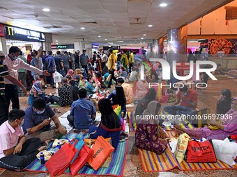 People taking Iftar without maintaining social distance at Bashundhara City Shopping Complex in Dhaka, Bangladesh on May 09, 2021. (