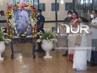 West Bengal Chief Minister Mamata Banerjee Pray her tribute to mark the Birth Anniversary of Nobel Laureate Rabindranath Tagore during West...