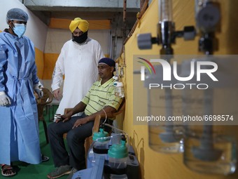  Volunteers treat patients suffering from Covid-19 with free oxygen during IHA Foundation with the support of Gurdwara Behala have organised...