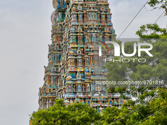 Colourful figures of Hindu deities adorn the gopura tower of the Madurai Meenakshi Amman Temple (Arulmigu Meenakshi Sundareshwarar Temple) l...