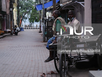 Daily wagers sitting on his cart next to closed market as authorities ordered shops, commercial establishments and offices to shut down at 2...