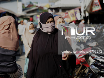 Indonesian muslims wearing protective face mask shop for necessities at traditional market in preparation for the Eid Al Fitr fest in the la...