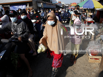 Indonesian muslims wearing protective face mask shop for necessities at traditional market in preparation for the Eid Al Fitr fest in the la...