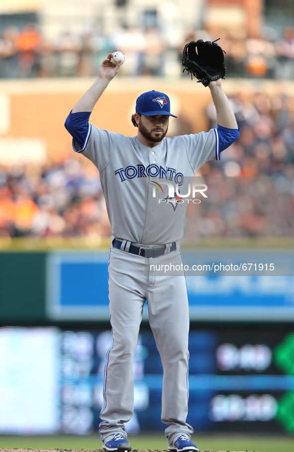 Toronto Blue Jays starting pitcher Drew Hutchison pitches in the second inning of a baseball game against the Detroit Tigers in Detroit, Mic...