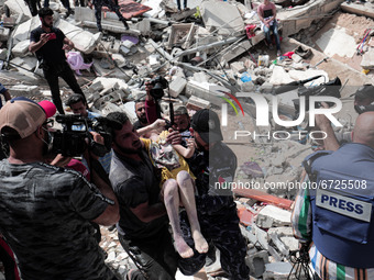 (EDITORS NOTE: Image contains graphic content.) A Palestinian evacuates baby girl daughter from the rubble of a destroyed house after an Isr...
