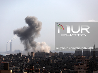 Smoke rise after an Israeli air strike in Gaza City, 17 May 2021.
 (