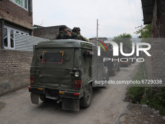 Indian forces leave from encouter site in Khonmuh area of Pampore district south of Srinagar, Indian Administered Kashmir on 17 May 2021. Tw...
