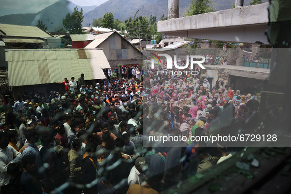 Kashmiri people asess the damaged residential house after encouter between Indian Forces and Alledged militants was over in Khonmuh area of...