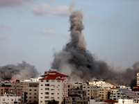 Smoke rises following an Israeli air strike, amid a flare-up of Israeli-Palestinian fighting, in Gaza City May 17, 2021.
 (
