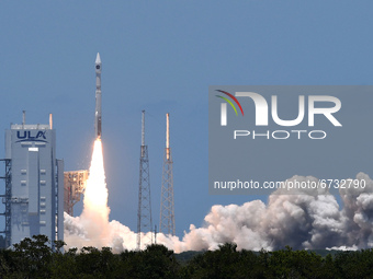 A United Launch Alliance Atlas V rocket carrying the fifth Space Based Infrared System Geosynchronous satellite (SBIRS GEO 5) for early warn...