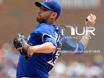 Toronto Blue Jays starting pitcher Marco Estrada pitches the fourth inning of a baseball game against the Detroit Tigers in Detroit, Michiga...