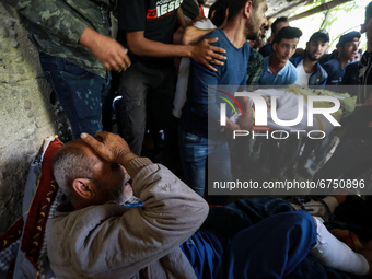 (EDITOR'S NOTE: Image depicts death) Palestinian men mourn Moeen al-Amsi, a local commander at the Al-Aqsa Martyrs' Brigades, the armed wing...