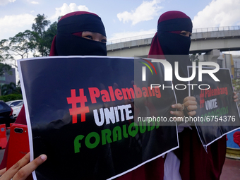 Demonstrators who are members of the 'South Sumatra Youth' alliance hold a Palestinian defense action in Palembang, TIndonesia, on May 25, 2...