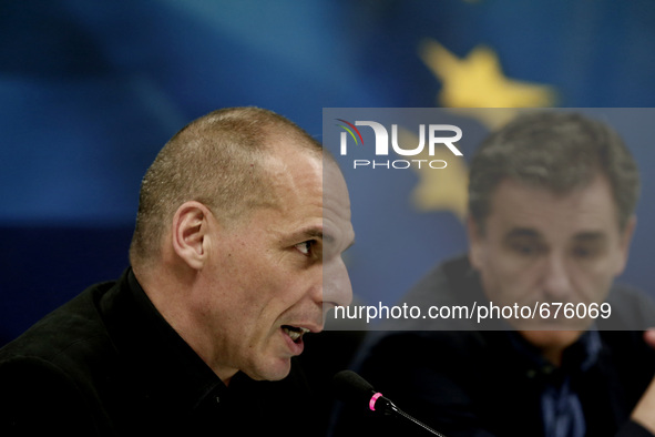 Newly appointed  Finance minister Euclid Tsakalotos  with outgoing Yanis Varoufakis (L)  during the handover ceremony at the ministry