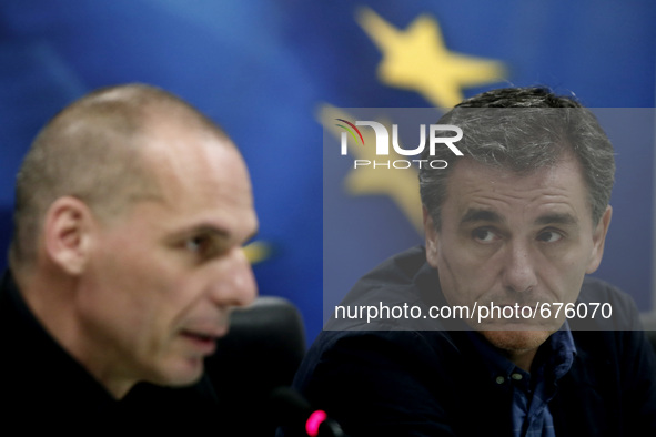 Newly appointed  Finance minister Euclid Tsakalotos (R) with outgoing Yanis Varoufakis during the handover ceremony at the ministry