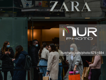 People wearing face masks waiting outside ZARA store in Dublin city center.
The next stage of defrosting the Irish economy and easing restri...