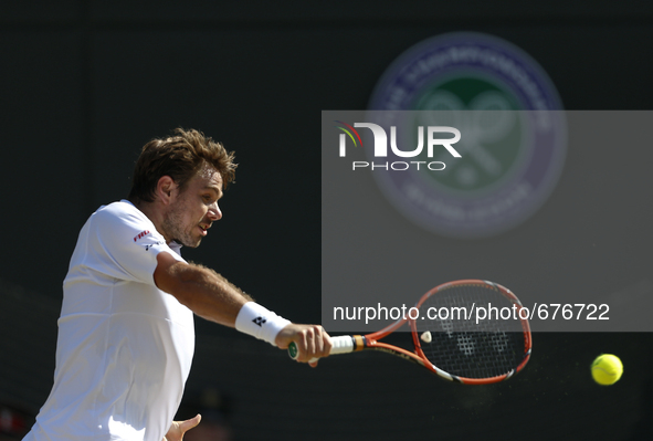 (150707) -- LONDON, July 6, 2015 () -- Stan Wawrinka of Switzerland returns a ball during the men's singles fourth round match against David...