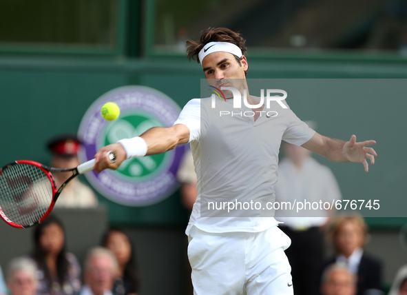 (150707) -- LONDON, July 6, 2015 () -- Roger Federer of Switzerland competes during the men's singles fourth round match against Roberto Bau...