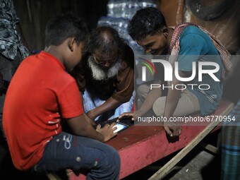 People play Ludu Game on a Mobile phone at a park area in Dhaka, Bangladesh on June 01, 2021.  (