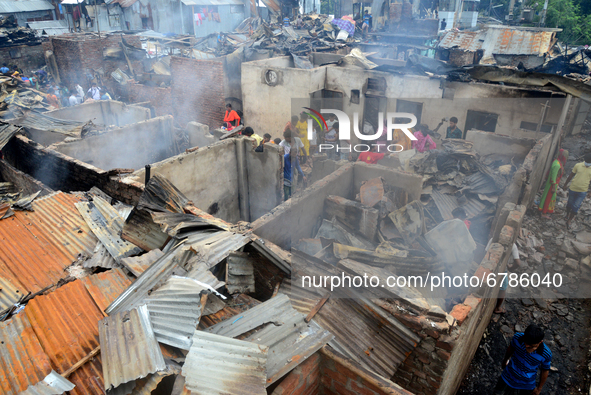 Bangladeshi Slum-dwellers have seen searching for their household belongings after a devastating fire that broke out at Mohakhali slum in Dh...