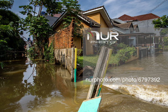 The river flow that was blocked by landslides inundated residents' houses. A landslide at the Griya Satwika Telkom Pisangan housing estate,...