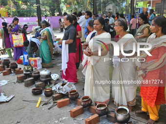Hindu women cooking pongala during the Attukal Pongala Mahotsavam Festival in the city of Thiruvananthapuram (Trivandrum), Kerala, India, on...