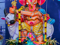 Large idol of Lord Ganesha (Lord Ganesh) at a shrine along the roadside during the festival of Ganesh Chaturthi in Kumbakonam, Tamil Nadu, I...