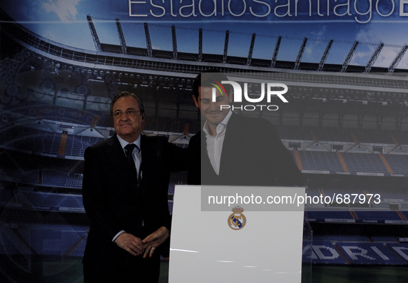 SPAIN, Madrid:Spanish goalkeeper Iker Casillas and Real Madrid´s president Florentino Perez greet during the farewell of Real Madrid goalkee...