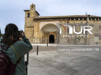 A young woman photographs the Church of San Pedro in Fromista (palencia). A gothic style church that began to be built in the 15th century....