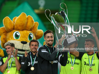 Sebastian Coates of Sporting CP with Winner Trophy during the Pre-Season Friendly match Cinco Violinos Trophy between Sporting CP and Olympi...