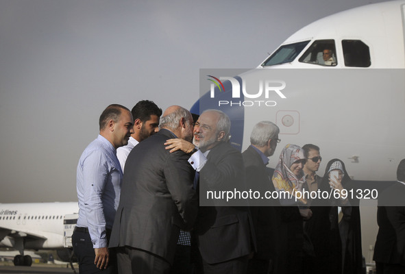 (150715) -- TEHRAN, July 15, 2015 () -- Iranian officials welcome Iranian Foreign Minister Mohammad Javad Zarif (R front) and other negotiat...