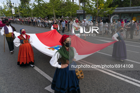 Parade with typical costumes from the Cantabrian region, through the streets of Santander to commemorate the Day of Institutions, which is c...