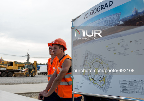 (150716) -- VOLGOGRAD, July 16, 2015 () -- Photo taken on July 15, 2015 shows workers on the construction site of Arena Victory in Volgograd...