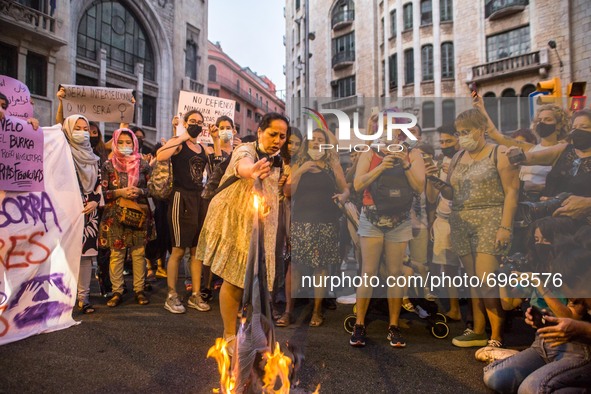 Protesters are seen burning a burqa.
Around a hundred women have participated in a feminist demonstration in front of the United Nations hea...