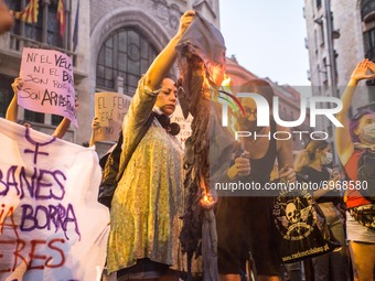 Protesters are seen burning a burqa.Around a hundred women have participated in a feminist demonstration in front of the United Nations hea...